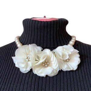 Pearls and fabric flowers necklaces - short - cream and white gold